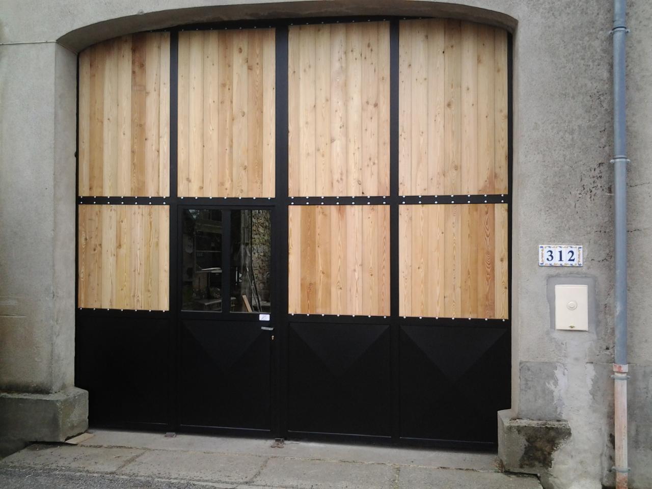 Portail entrée de porche en fer et bois