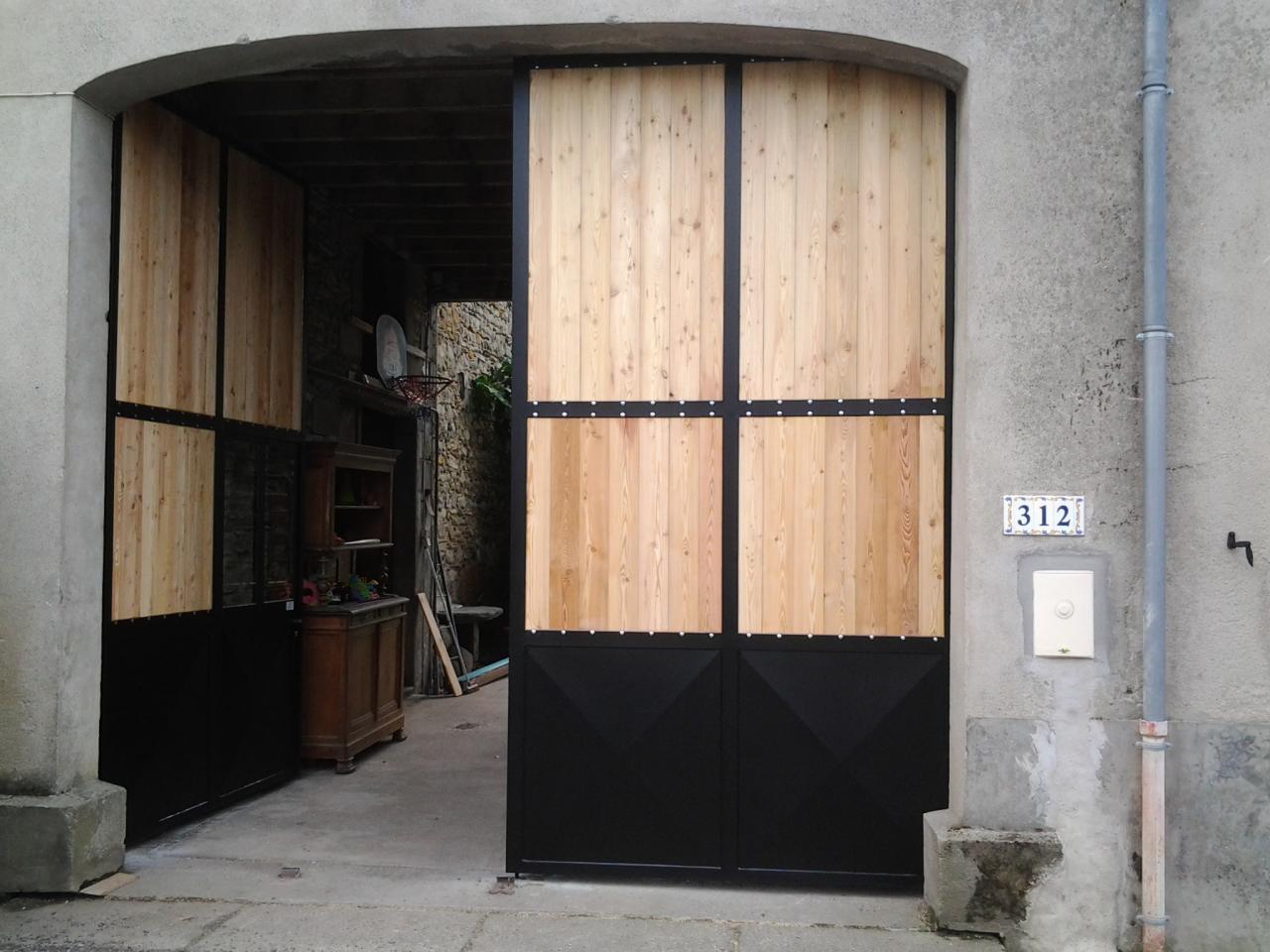 Portail entrée de porche en fer et bois un vantail ouvert