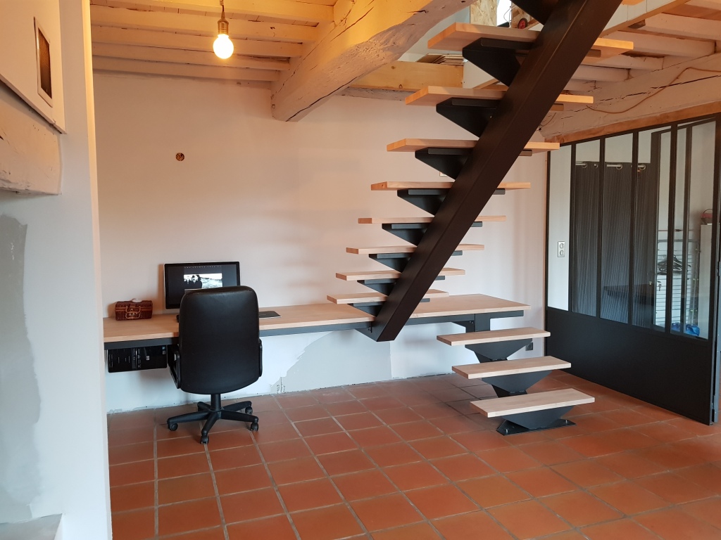 Escalier en fer avec marches en bois