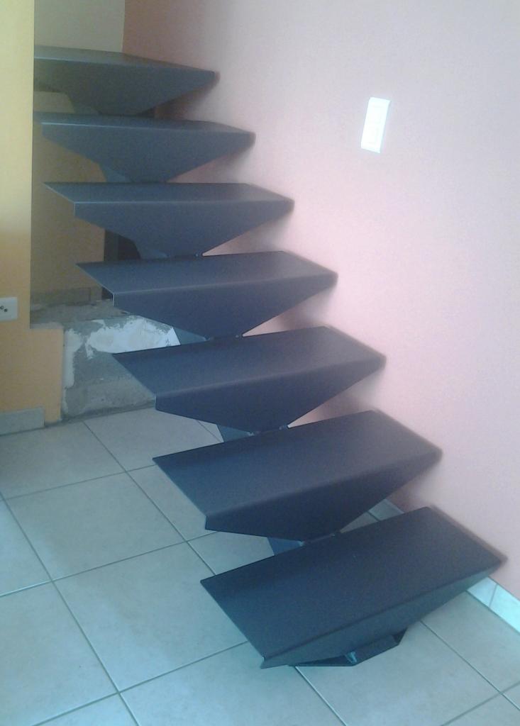 Escalier avec limon central, marches en acier et main courante