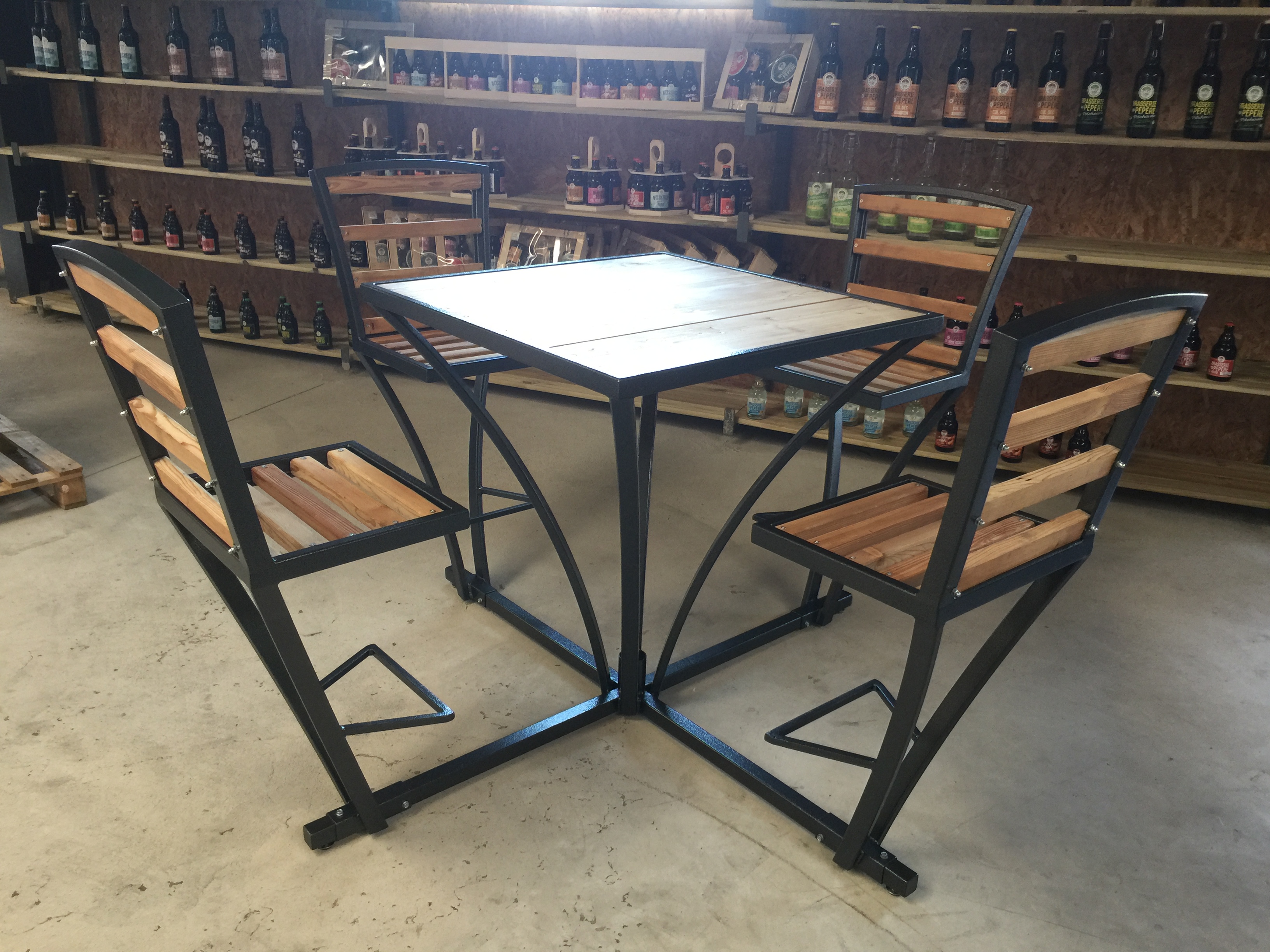 Table en métal et plateau bois avec ses 4 chaises accrochées