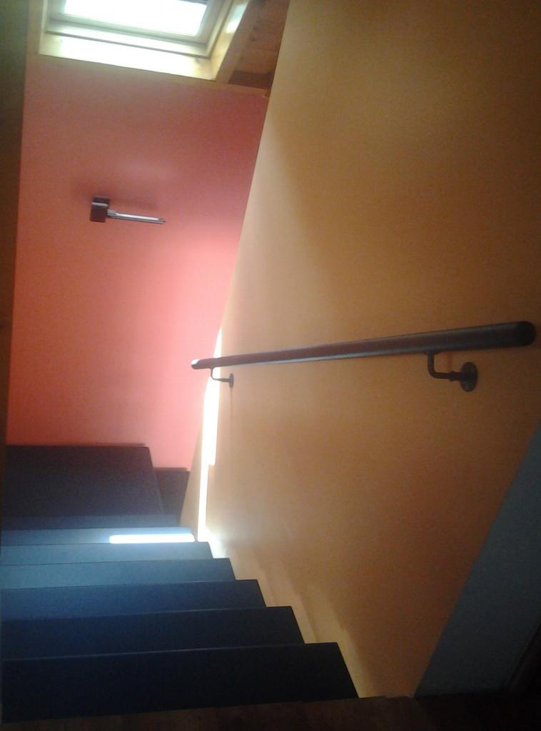 Main courante murale dans un escalier