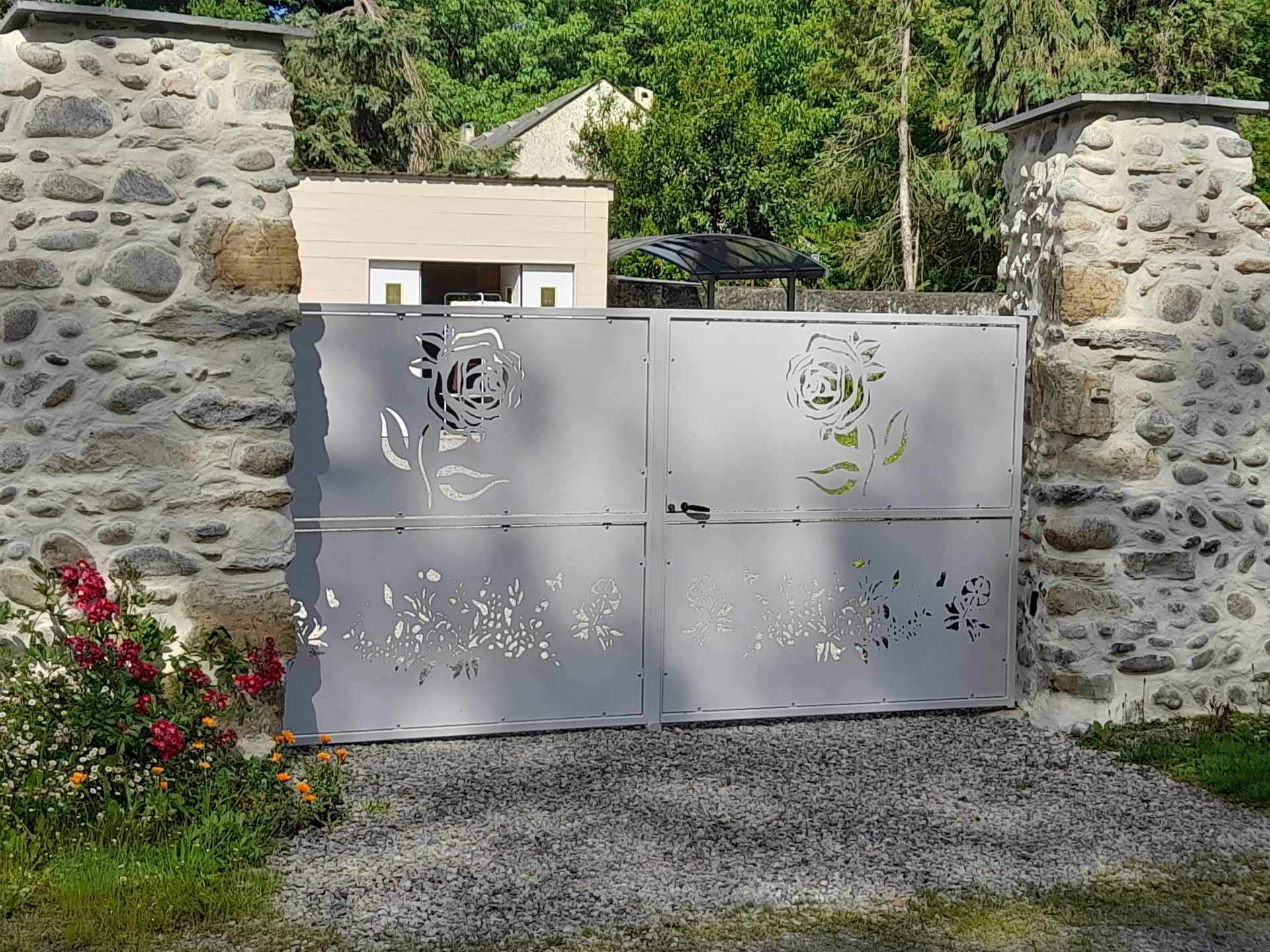 Rénovation de portail en acier tôles décoratives fleuries