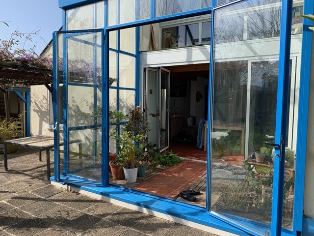 Verrière extérieure avec portes ouvertes