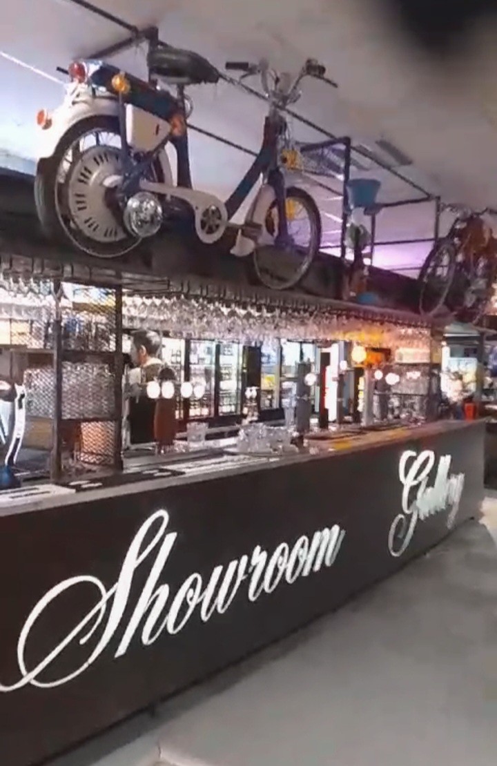 Bar et étagères en métal, bois et résine