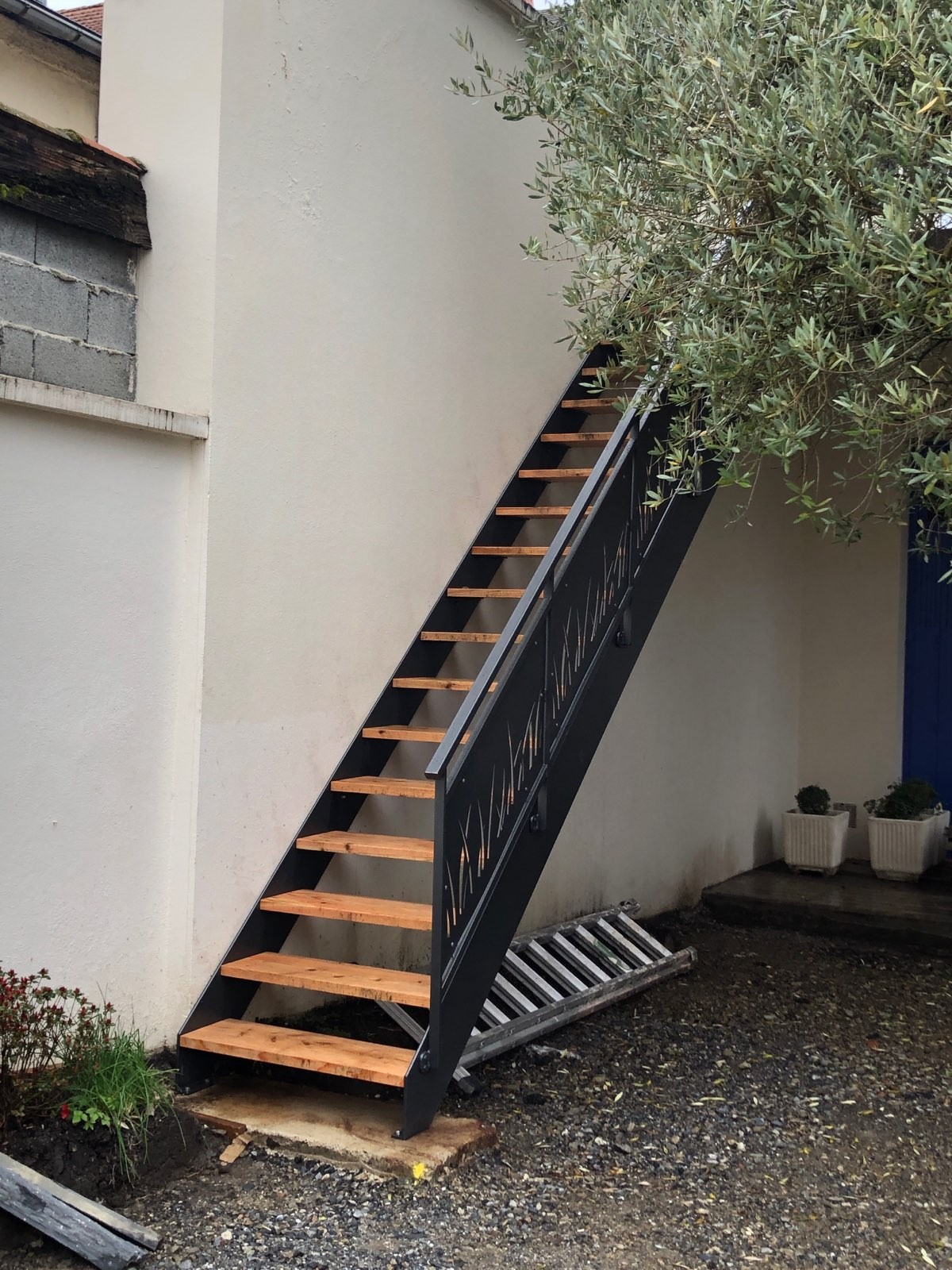 Escalier extérieur avec tôles décoratives et marches en bois