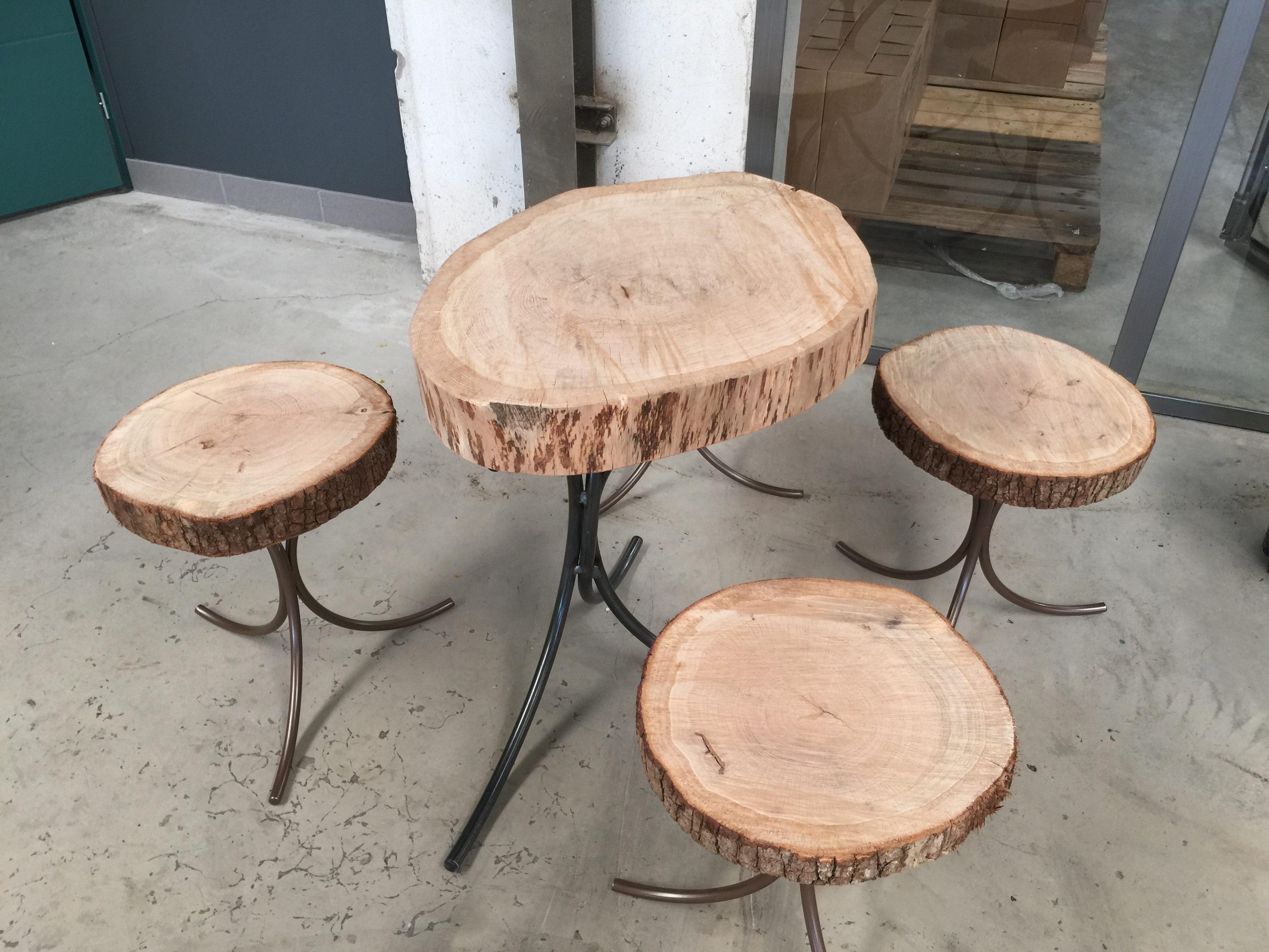 Table plateau bois brut et 4 tabourets assortis