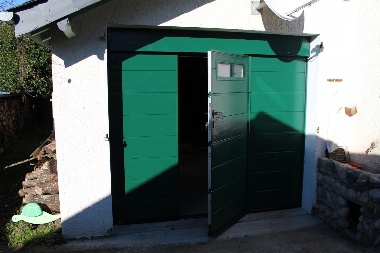 Porte sectionnelle de garage avec portillon