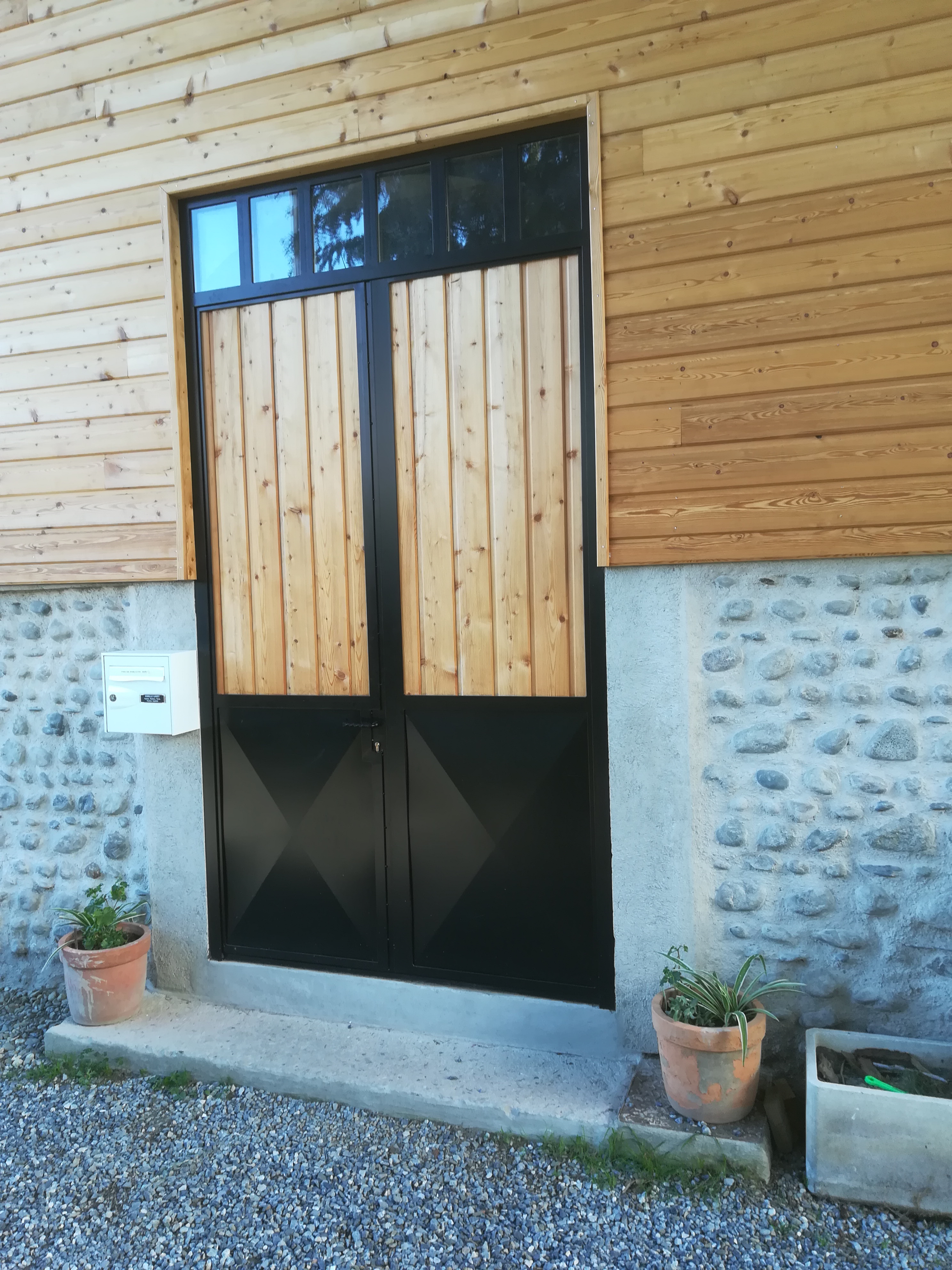 Porte d'entrée isolée en fer, bois et verre