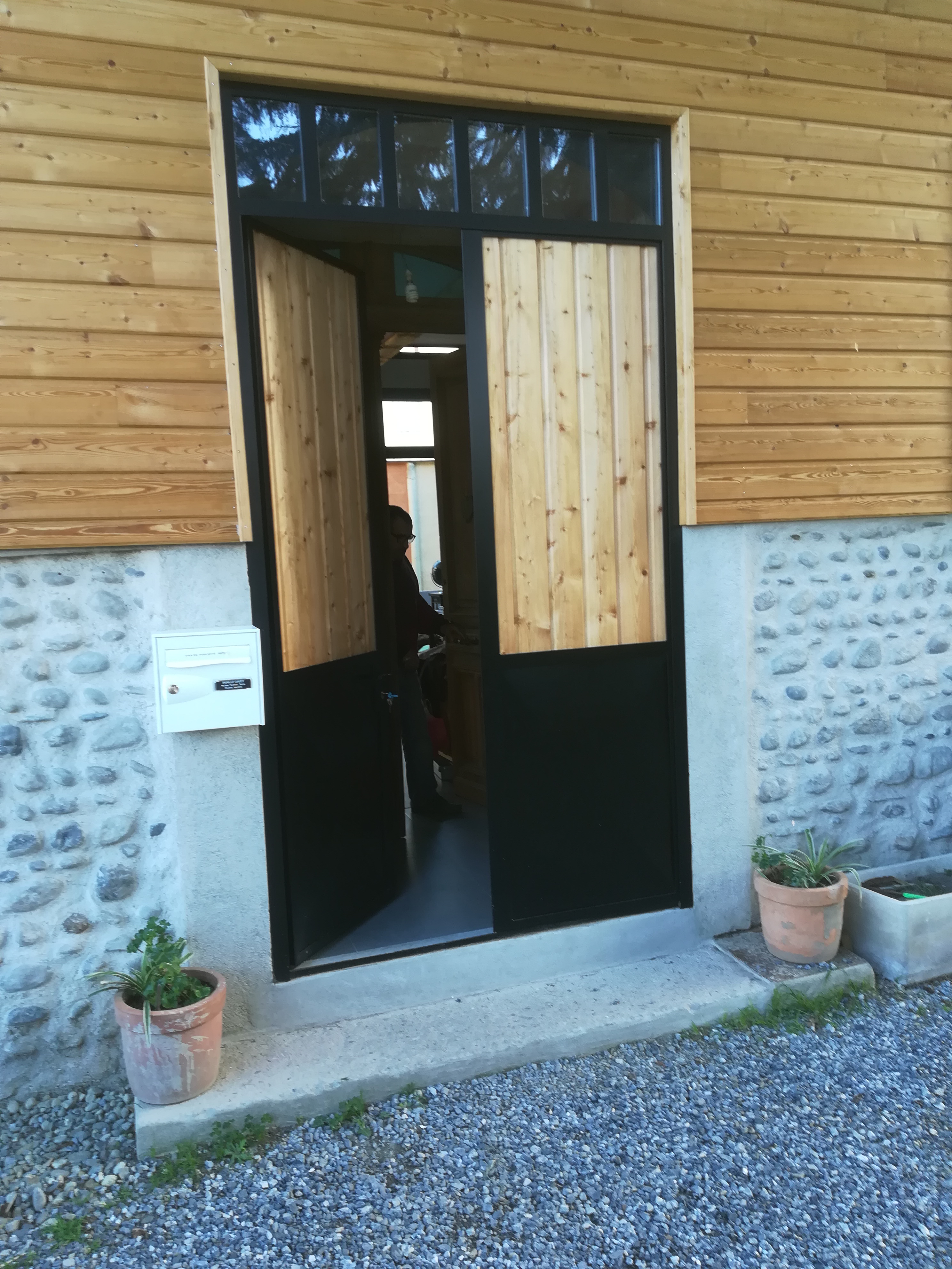 Porte d'entrée isolée en fer, bois et verre