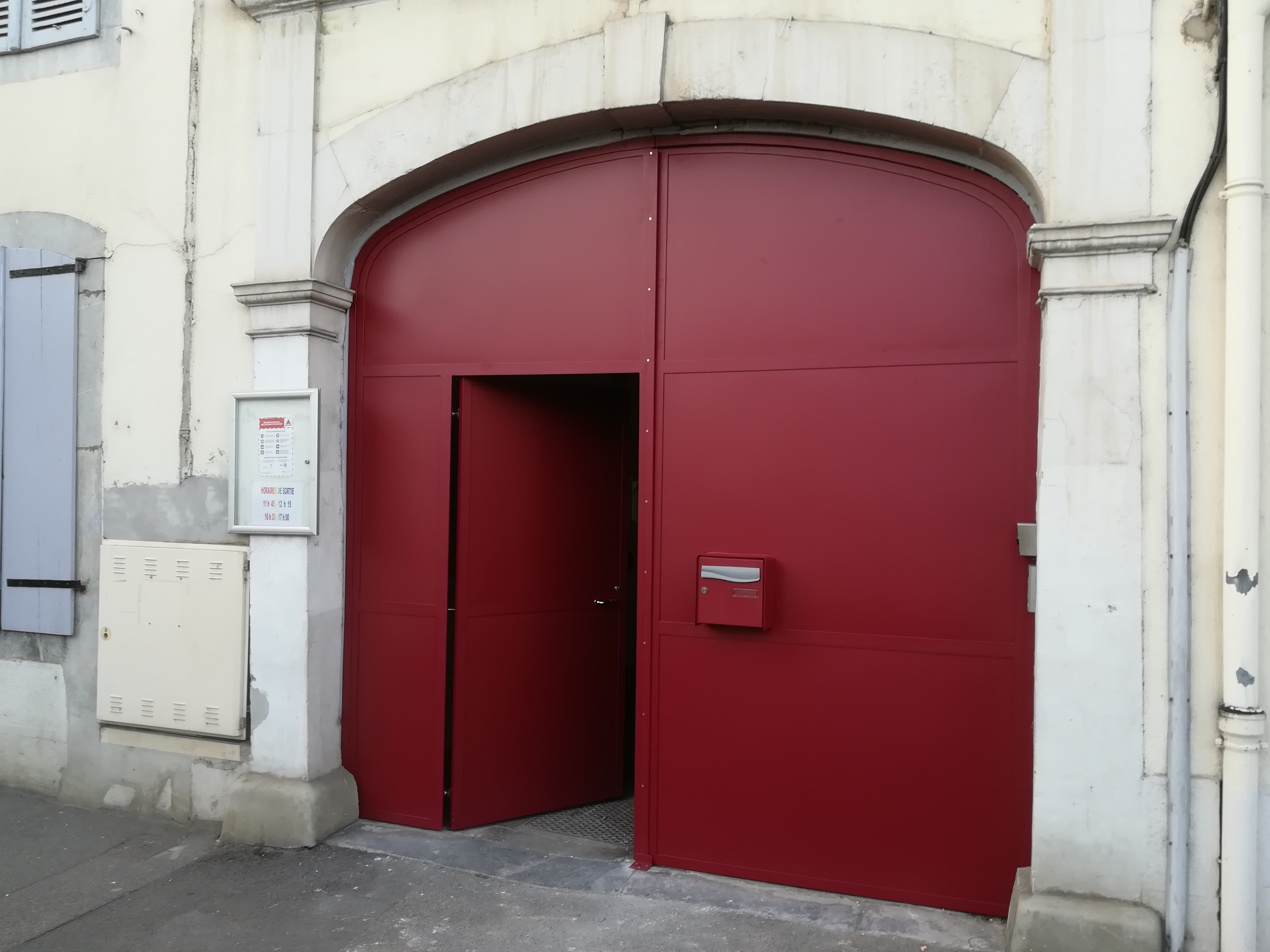 Portail de porche d'école anse de panier deux vantaux avec portillon intégré