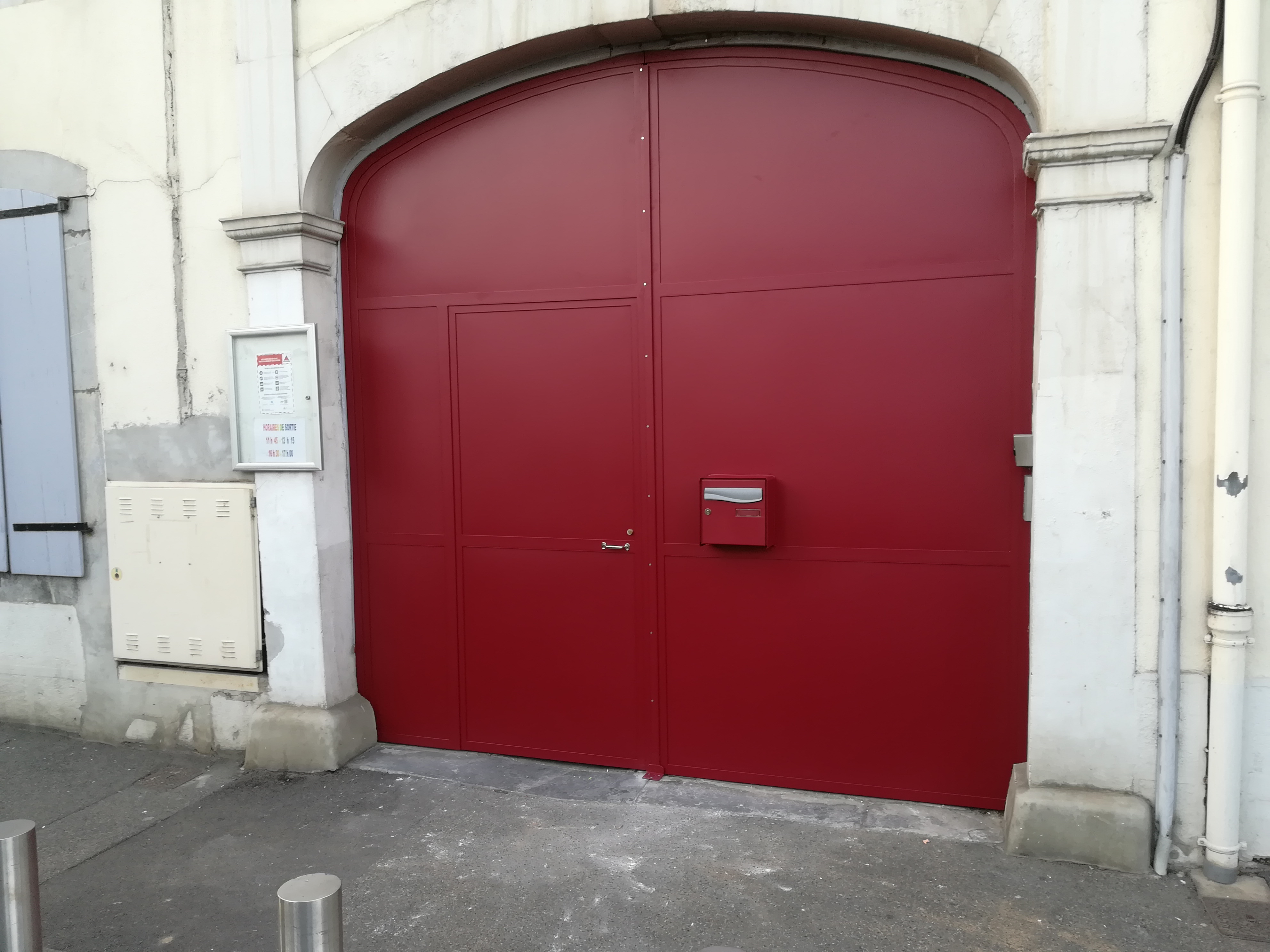 Portail de porche d'école anse de panier deux vantaux avec portillon intégré