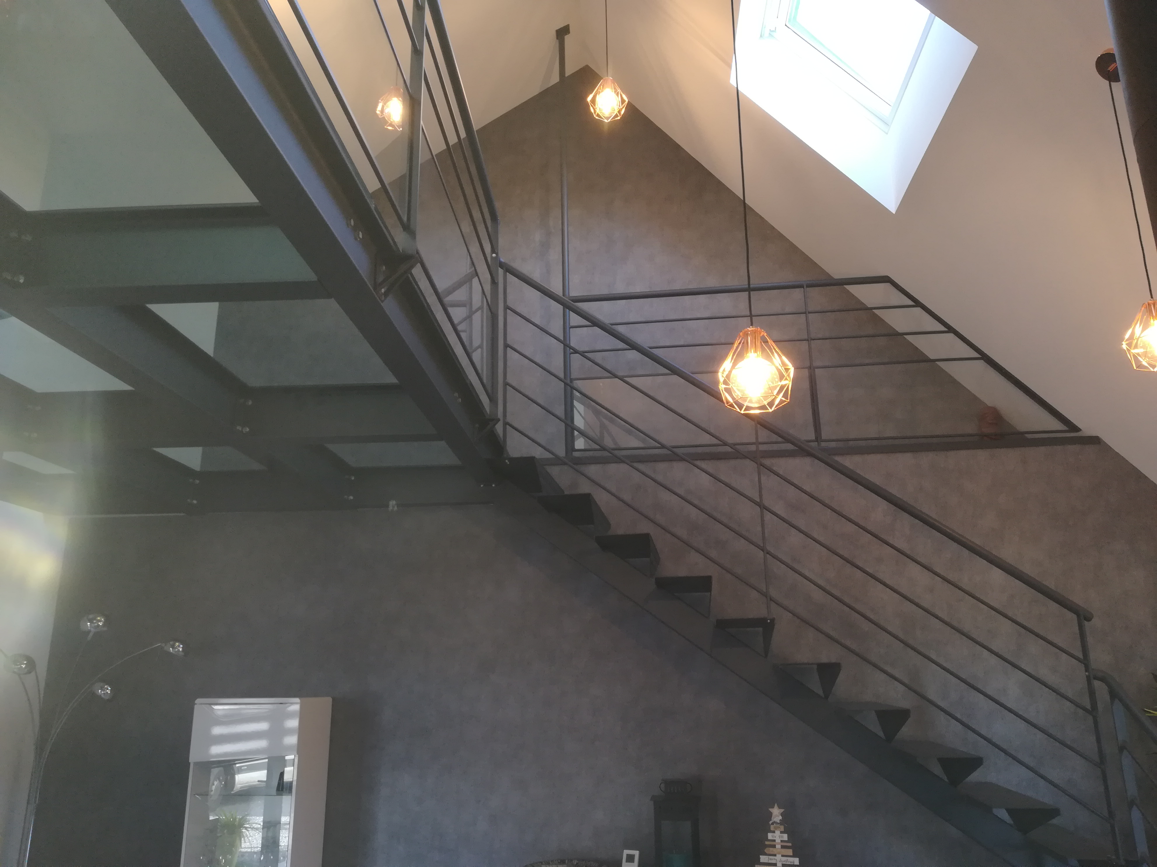 Escalier tout en fer avec mezzanine en fer et pavés de verre