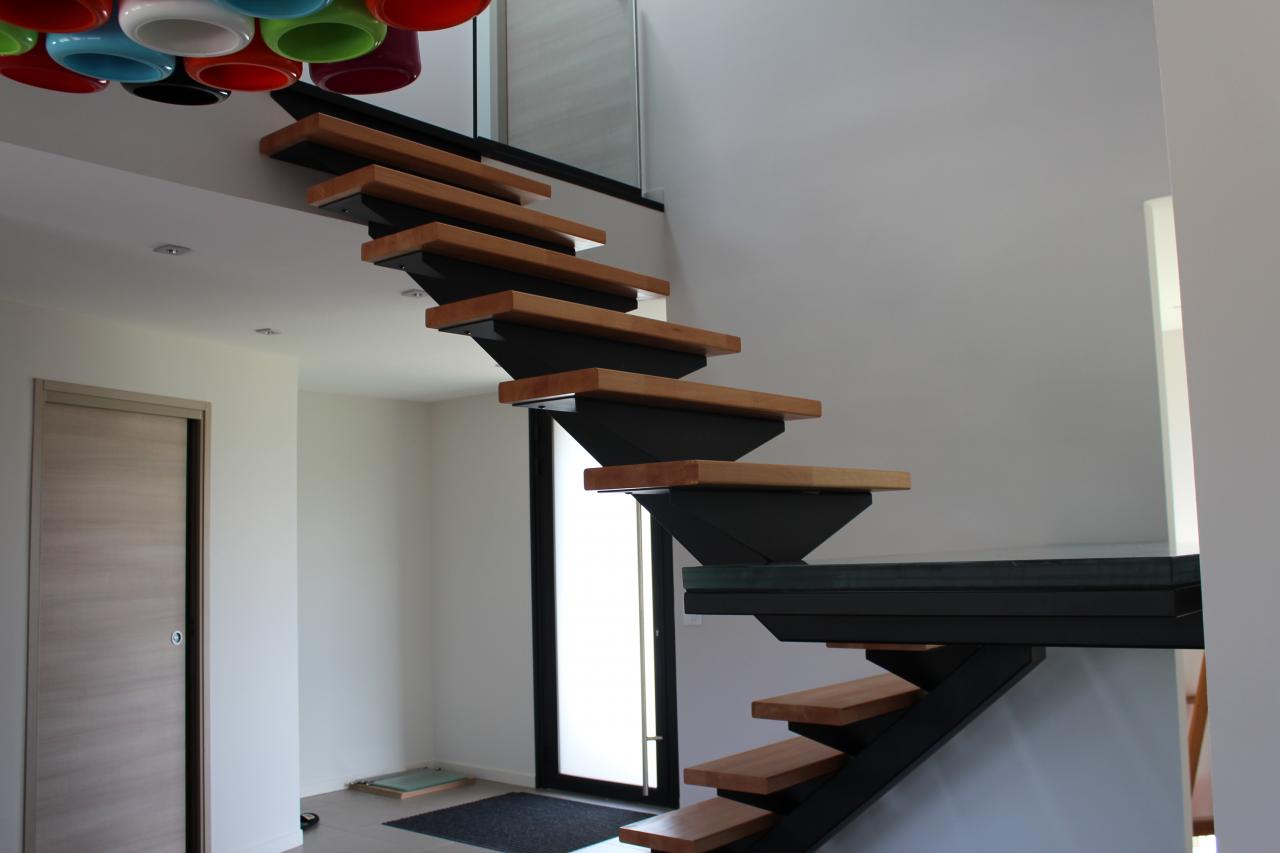 Escalier limon central en fer, marches en bois