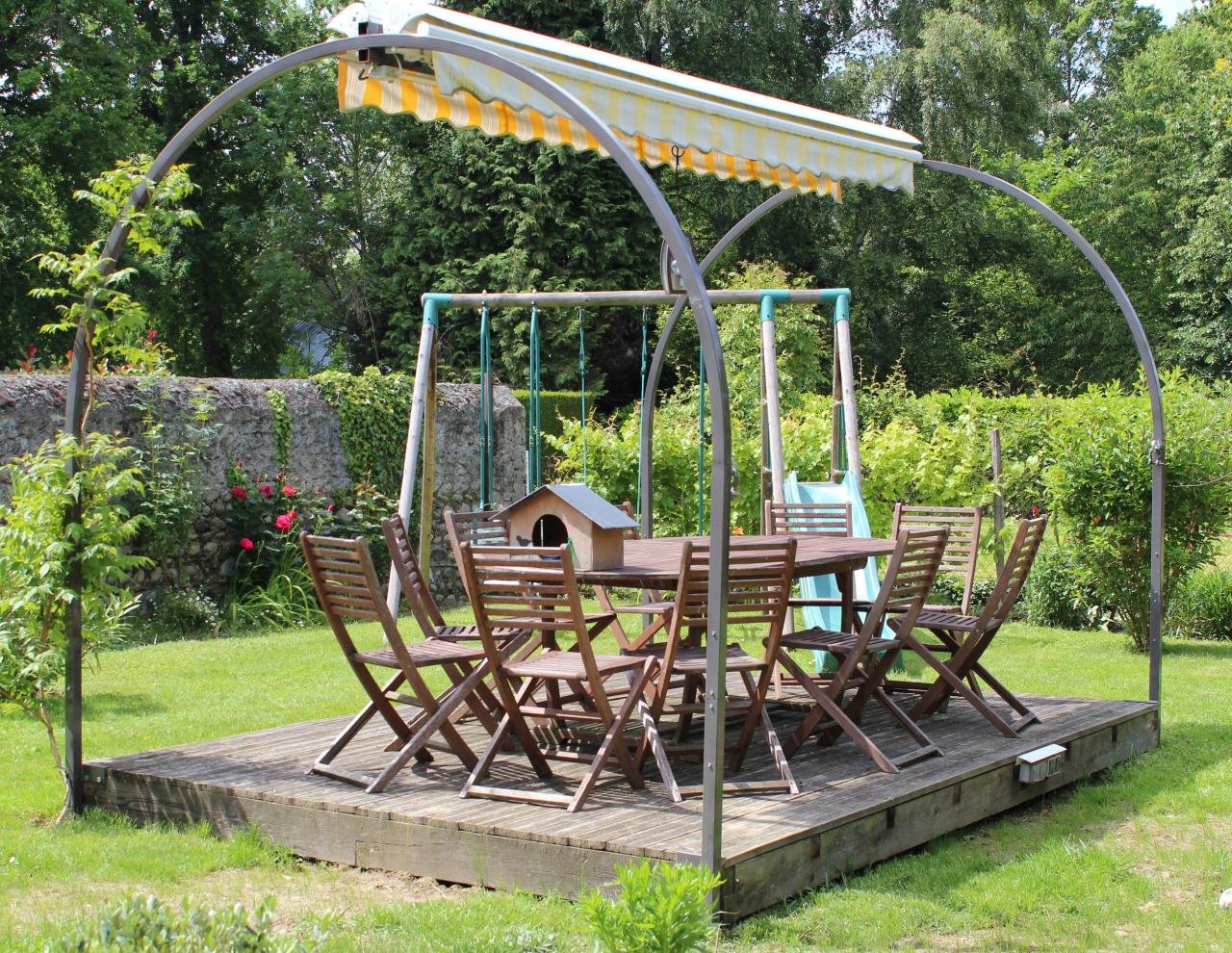 Pergola avec stores électriques fermés