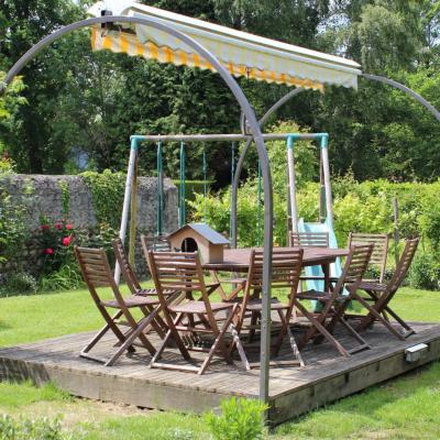 Pergola avec stores électriques fermés