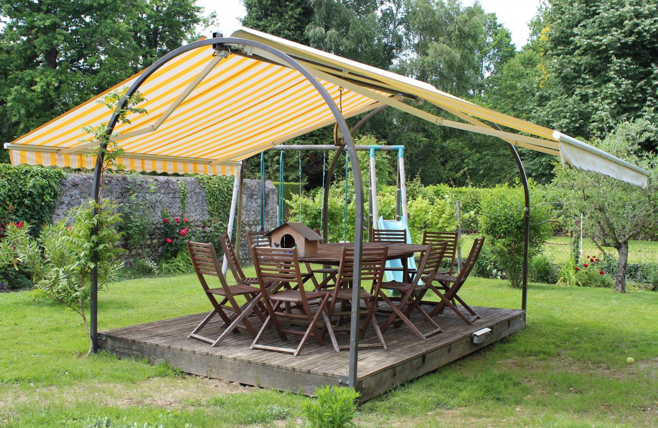 Pergola avec stores électriques ouverts