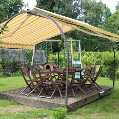 Pergola avec stores électriques ouverts