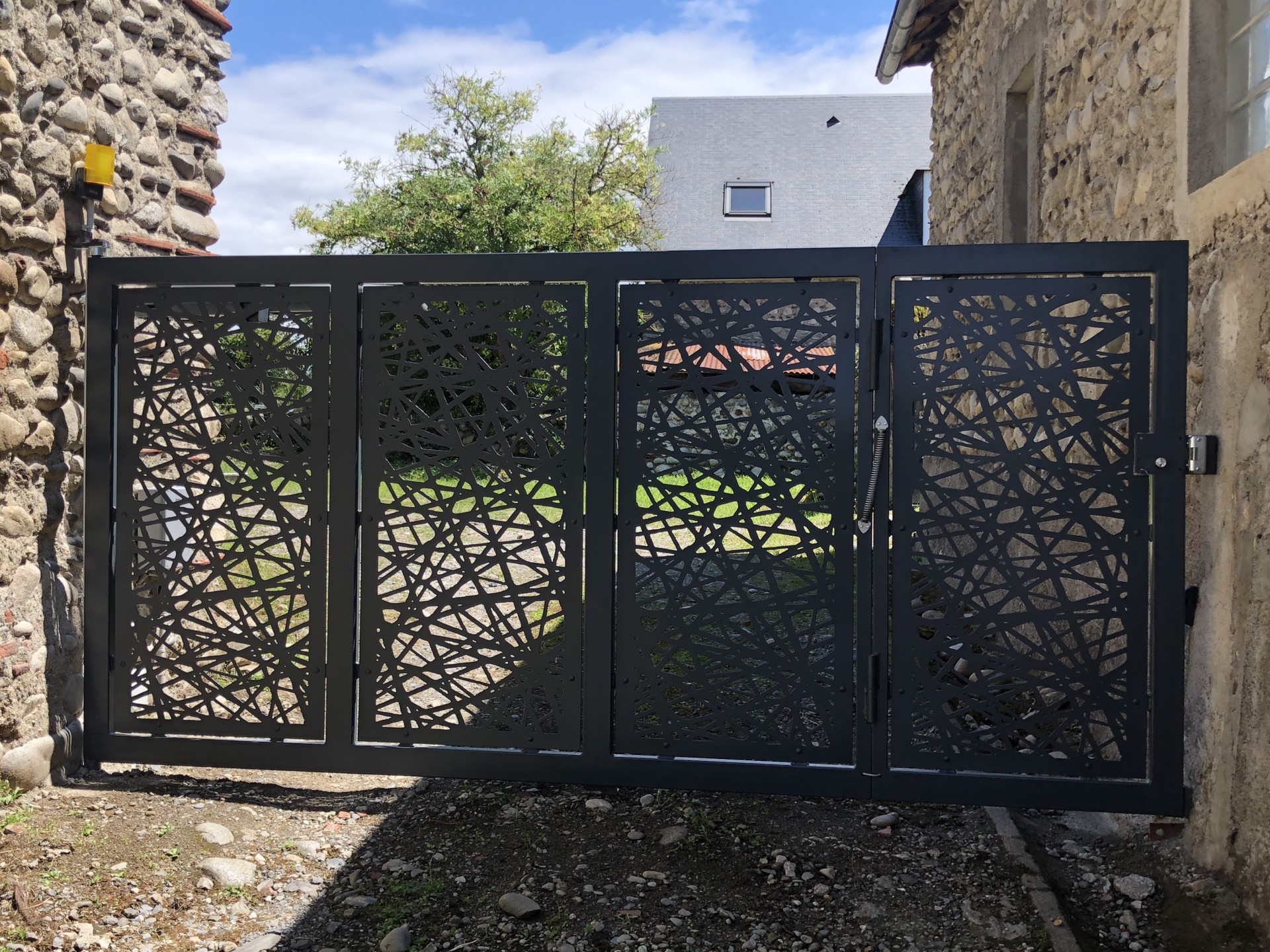 Portail en acier tôles décoratives