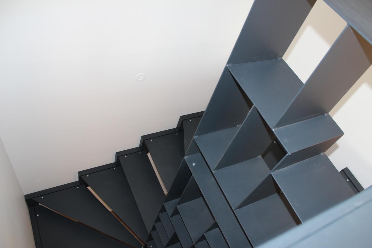 Escalier avec meuble de rangement intégré