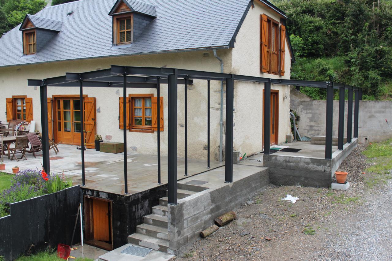 Pergola sur terrasse.