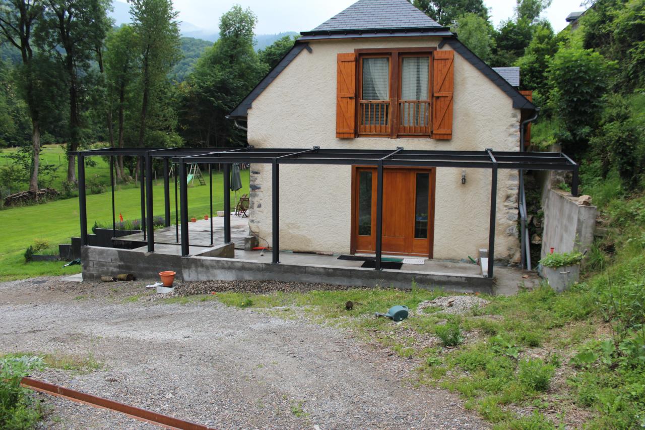 Pergola sur terrasse.