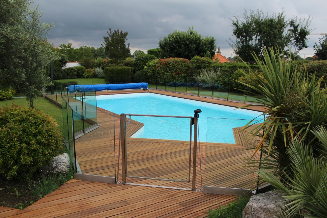 Garde-corps (clôture) en verre pour piscine.