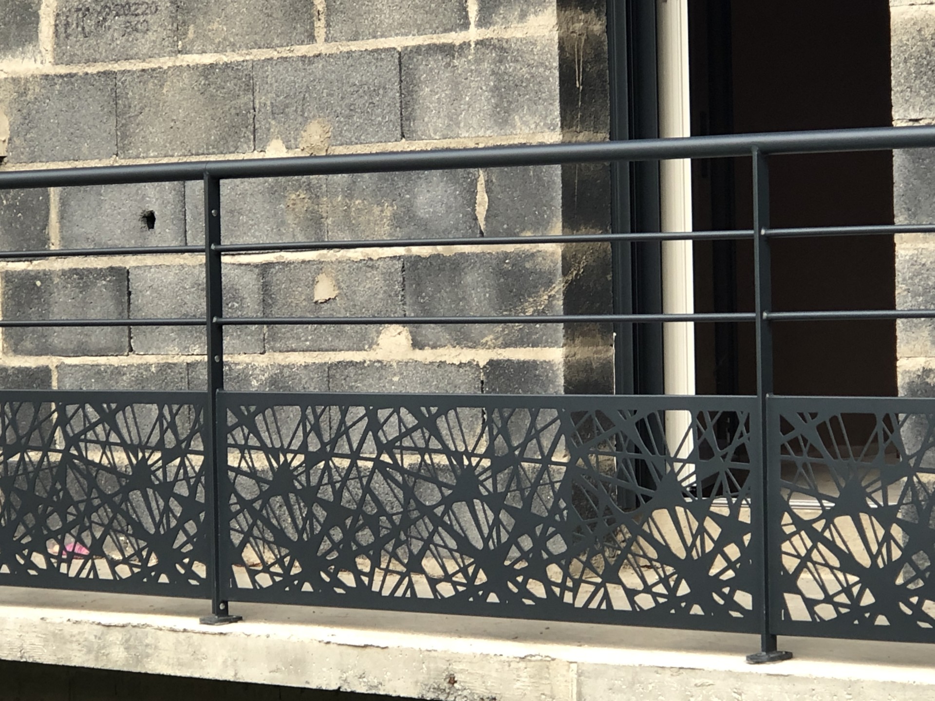 Garde-corps avec lisses et tôles décoratives