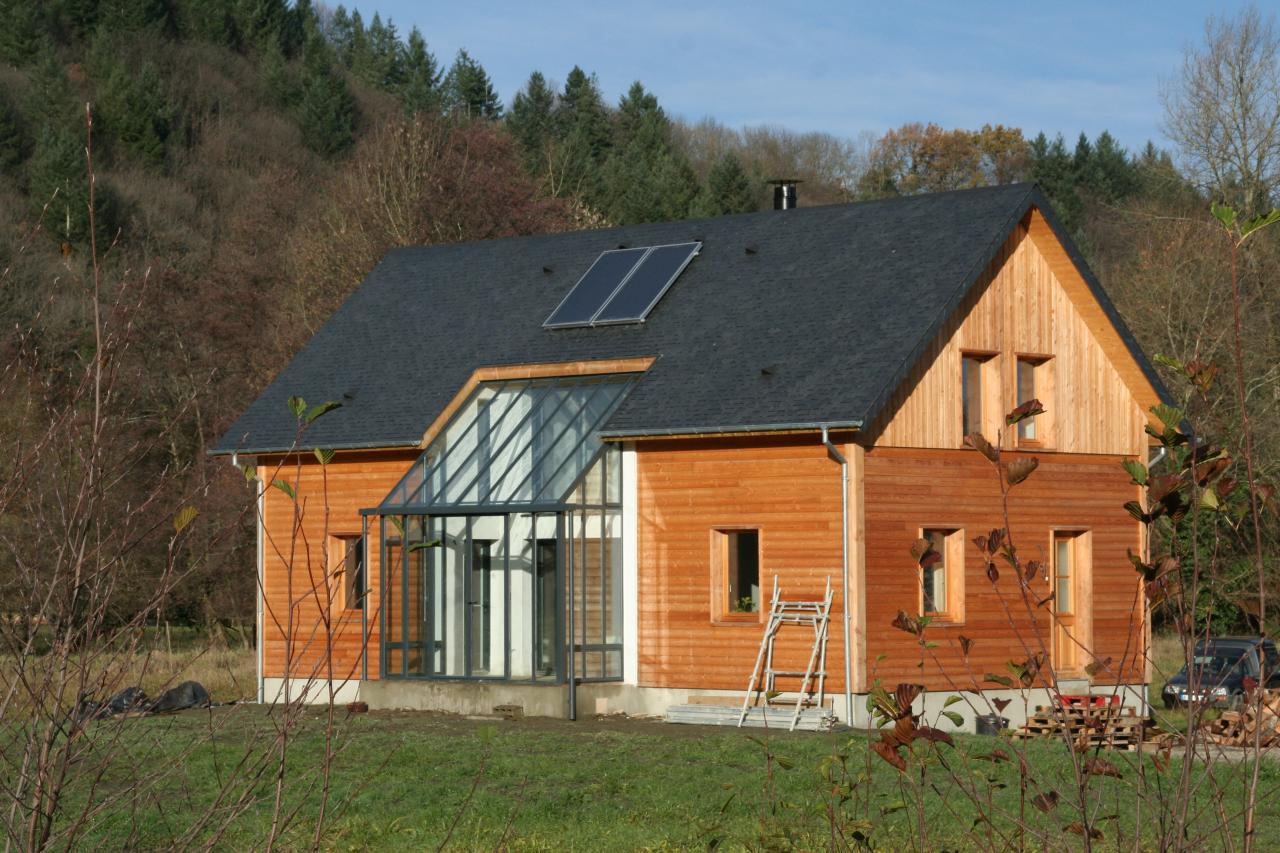 Verrière en métal dans maison avec bardage bois