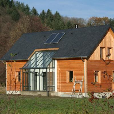 Verrière en métal dans maison avec bardage bois