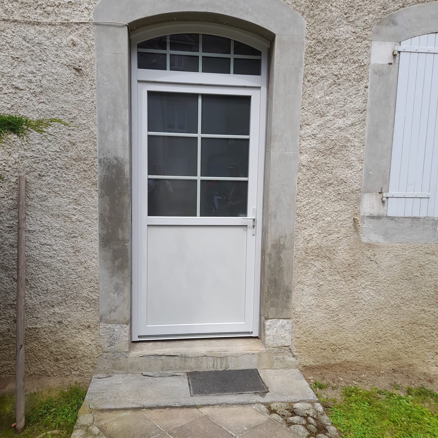 Porte d'entrée en PVC coloris gris