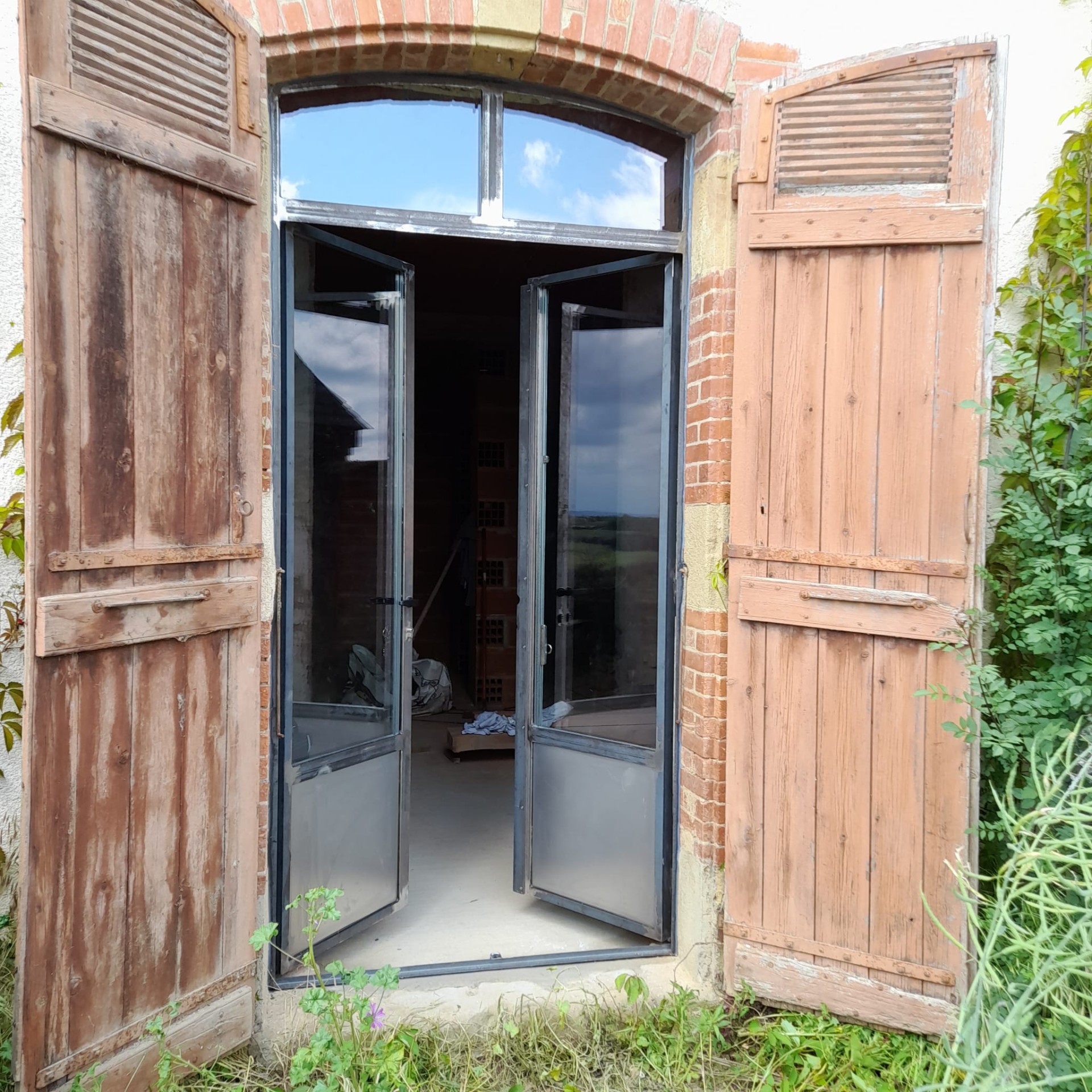 Porte fenêtre en acier brut deux vantaux