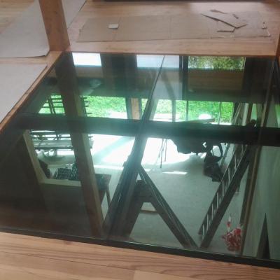 Dalle plancher en verre teinté bleu 4m²